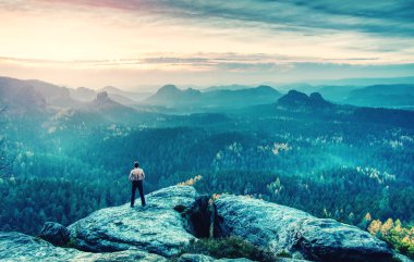 Peri sisli vadisinin üstündeki bir uçurumda adam. Çatlak Kaya