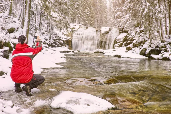 Fotógrafo de la naturaleza toma fotos de invierno nieve paisaje — Foto de Stock