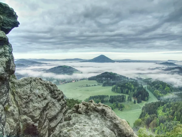 Piękny widok na mgliste góry. Dekoracje dziwne skały — Zdjęcie stockowe