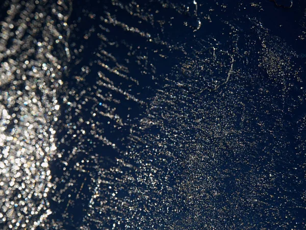 Panneau mince et glacé contre la forte lumière du soleil. Dans floe sont des fissures visibles — Photo