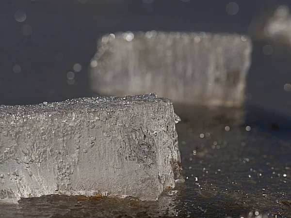溶ける氷のフロリー形状の断片クローズアップ。川の上の氷 — ストック写真