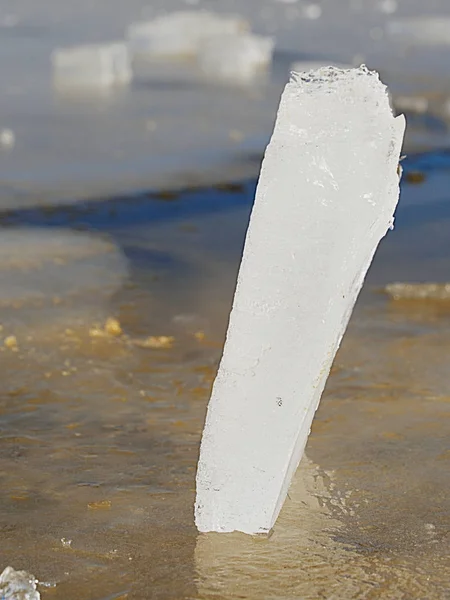 Gebrochene große Eisschollen n Bucht gegen die Sonne in einem sonnigen Frühling — Stockfoto