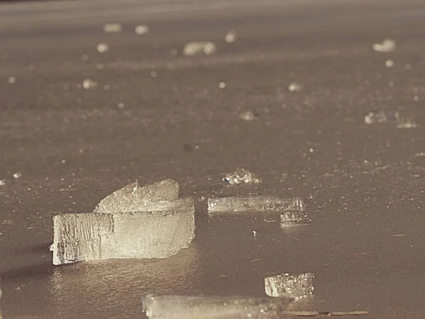 Donmuş kırık buz. Güneş yansıması ile soyut buz kütlesi görüntü — Stok fotoğraf