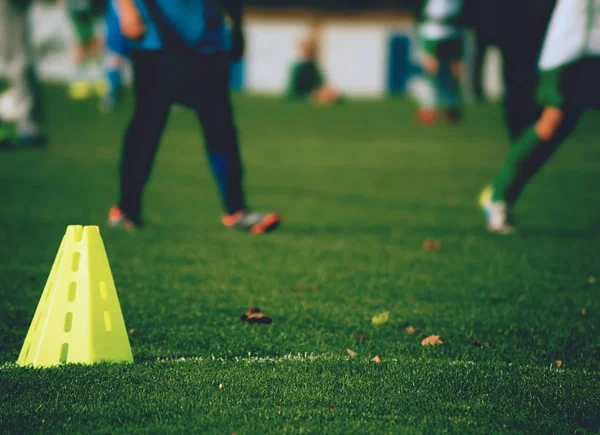 Trainingsapparatuur op het groene veld van het stadion — Stockfoto