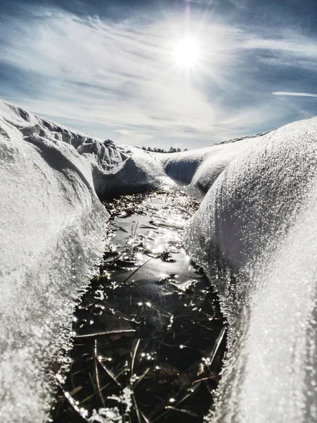 Brilla la neve in un campo. Bellissimo inverno bianco — Foto Stock