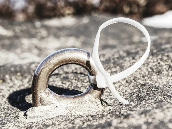 Détail de l'oeil d'ancrage boulon en acier dans la roche . — Photo