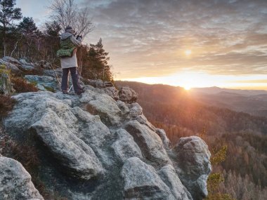 Kamera ve tripod el ile Manzara photograper. 