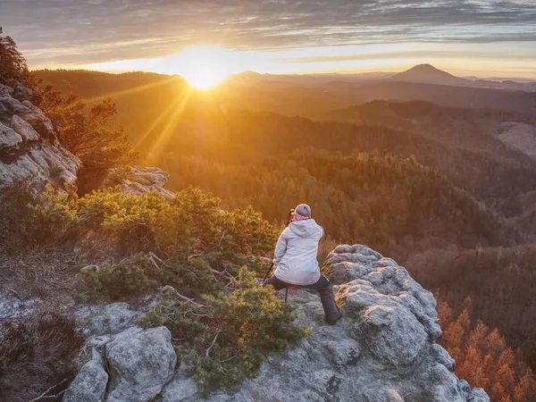 Mooie vrouw in warme kleren fotograferen Daybreak over land — Stockfoto