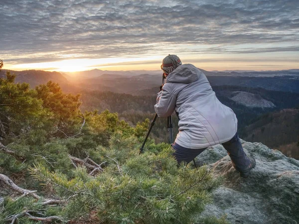 Umělecký nadšence se stativu na útesu. Vrchol s fotografovat ženy — Stock fotografie