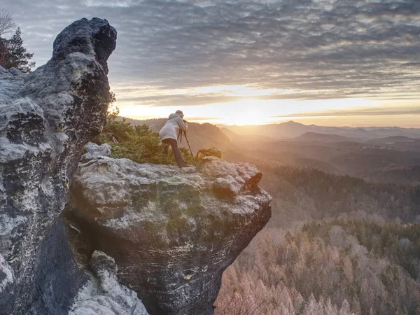 Zahradní fotograper s rukou na kameře a stativu. — Stock fotografie