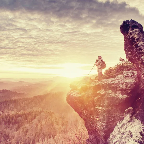 Fotografo sta scattando foto con la macchina fotografica in colline del mattino . — Foto Stock