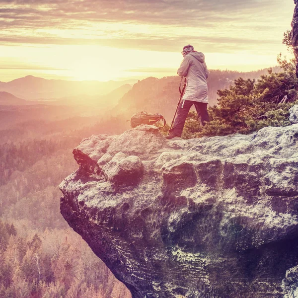 Woman hiker set tripod with camera on exposed rocky summit — 스톡 사진