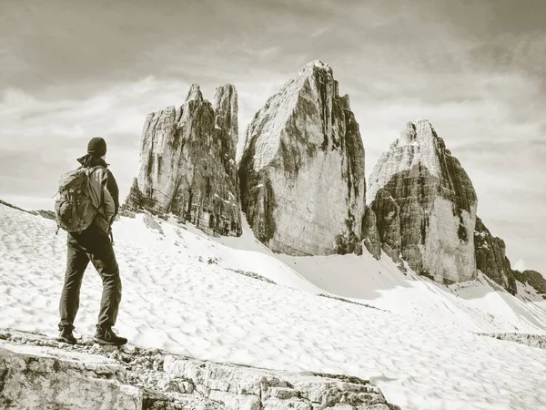 Viajante homem desfrutando de serena vista Tre Cime montanhas — Fotografia de Stock