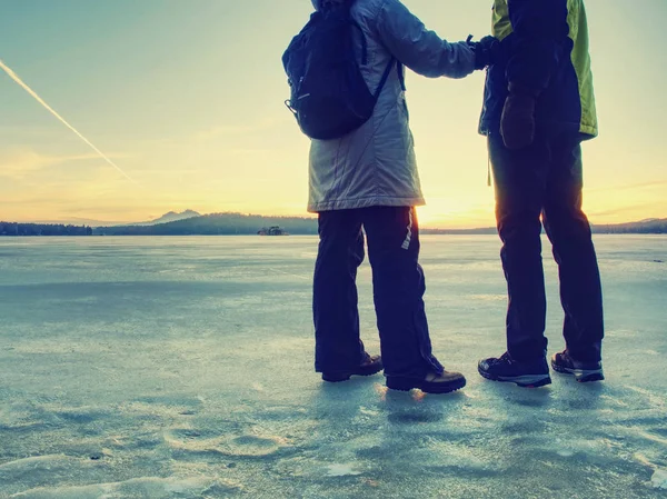 커플은 얼어 붙은 호수의 얼음에 겨울 산책 하는 동안 재미 — 스톡 사진