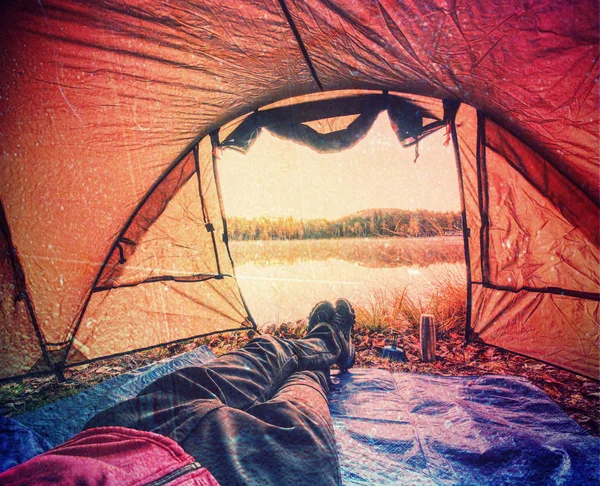 Kaki musafir dalam celana hiking di tenda luar ruangan . — Stok Foto