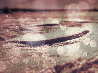 Altın, kırmızı ve sarı ışıltılar ile soyut defocused kar