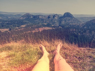 Çıplak ayak dağ manzaralı çim kamp dinlenme