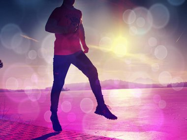 Koşucu atlet gölde yolda koşuyor. Erkek fitness konsepti