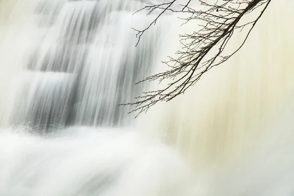 Cascada detallada dentro de deshielo en las montañas . — Foto de Stock