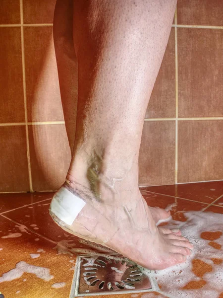 Détail du pied de femme sur les carreaux de salle de bains . — Photo
