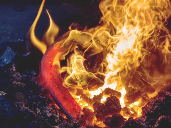 Процесс нагрева металлической плиты на горячих углях — стоковое фото