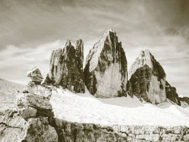 Piramidin içine yığılmış keskin taşlar. İtalyan Alpleri'nde dağ sırtı