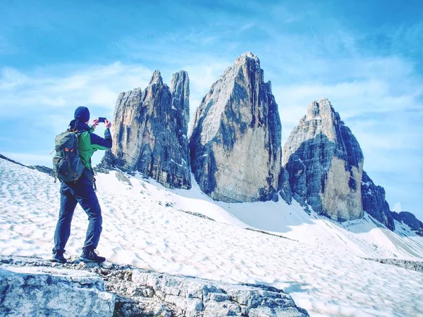 Cúpulas de montanhas dos Alpes. Passeio turístico com mochila — Fotografia de Stock