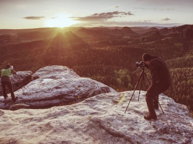 Tripod üzerinde kamera Fotoğrafçı kontrol ekranı. Adam uçurumda kal