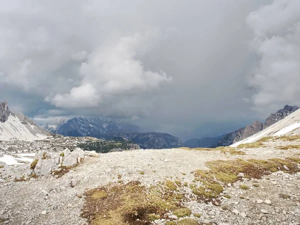 鋭い山頂を持つ岩山の谷のパノラマ — ストック写真