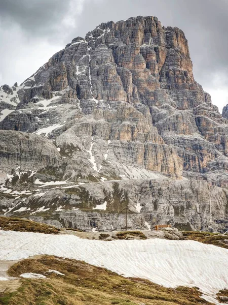 Sen morgonsol ovanför skarpa snöiga alpina klippor — Stockfoto