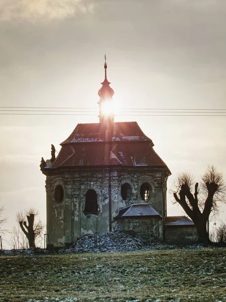 Eski söğütler arasında unutulmuş şapel — Stok fotoğraf