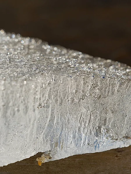 Fagyasztott buborékok sodródó floe. Sarkvidéki jég lassan olvadás — Stock Fotó