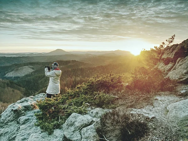 Fotograf si fotografuje sušený les. Dramatická půda — Stock fotografie