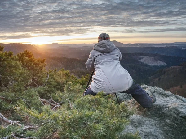 Fotograf si fotografi. Ženská umělkyně, nadšence — Stock fotografie