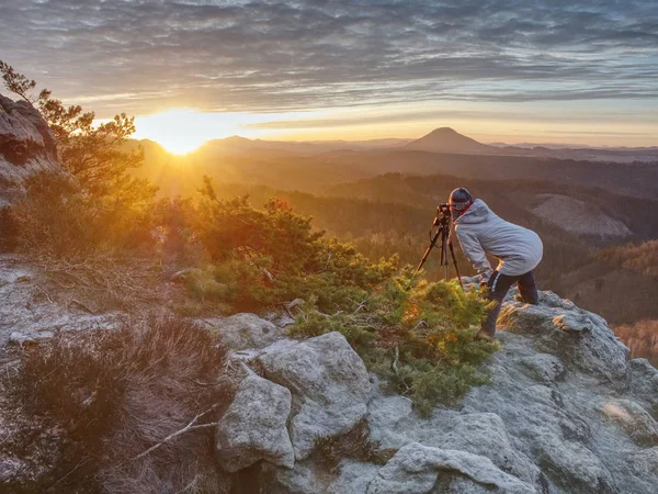 Mulher fotógrafo de arte trabalha na câmera em tripé de fibra — Fotografia de Stock