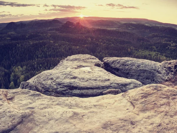 Fantastique lever de soleil rêveur sur le sommet de la montagne rocheuse — Photo