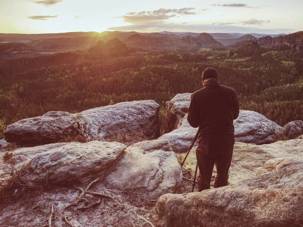 Fotógrafo en acantilado de montaña tomar una foto de paisaje despertar . —  Fotos de Stock