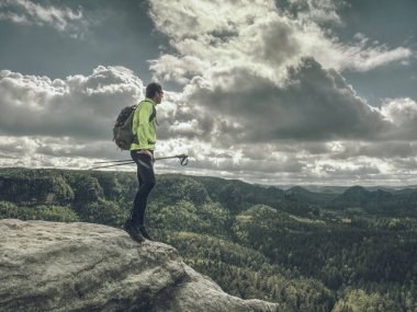 Adam iz koşucu dinlenmek için dağ tepesinde durdurmak. Trail atlet 