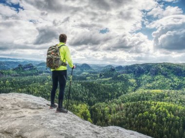 Adam iz koşucu dinlenmek için dağ tepesinde durdurmak. Trail atlet 