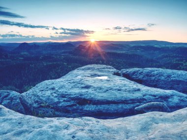 Dağlara, zirvelere ve yuvarlak orman zirvelerine tırmanmayürüyüşü