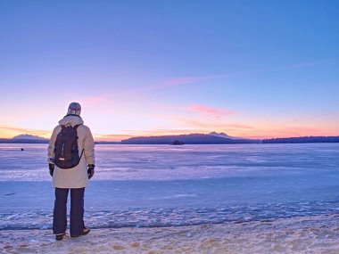 Kadın gezgin güzel bir buzul gölüne gidiyor..