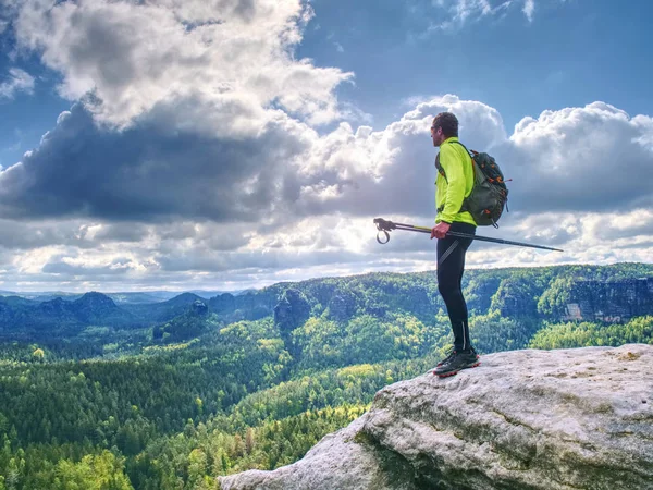 Man trail runner stop no topo da montanha para relaxar. Atleta de pista — Fotografia de Stock