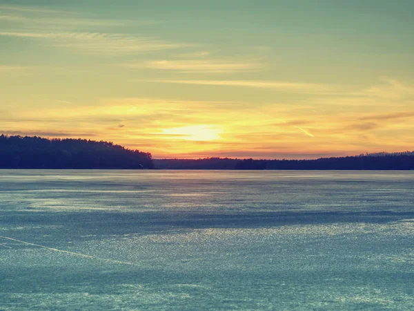 長い冬の中の氷の下の夏のリゾート。息をのむような夕日 — ストック写真