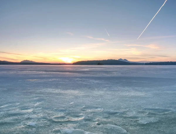 漫长冬季的冰下避暑胜地。令人叹为观止的日落 — 图库照片