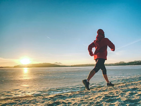 Atleta corriendo corredor mujer corriendo en la playa de invierno — Foto de Stock