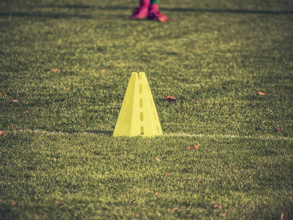 Triángulos amarillos utilizados como equipo de entrenamiento de fútbol —  Fotos de Stock