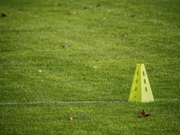 Triangles jaunes utilisés comme équipement d'entraînement au soccer — Photo