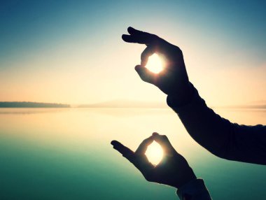 El simgesi güneş güçlü güneş ışığı karşı düşük deniz yapar 