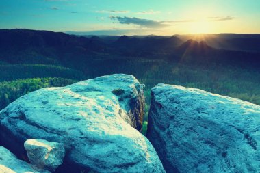 Ters sisin üstündeki kayalık tepe. Dağlarda bahar soğuk hava