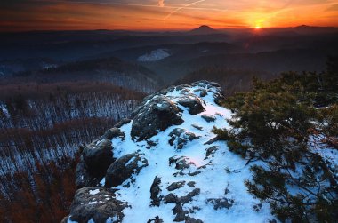 Vadi parkının üzerindeki kumtaşı kayalarda ilk toz kar örtüsü.